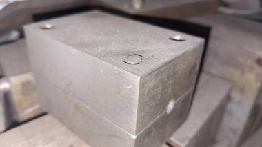 Büyük bir metal parçasıyla metal plaka.