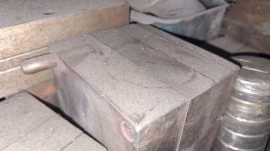 Bir sürü suyu olan paslı metal bir boru.