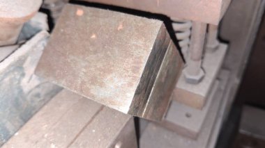 Metal boruya yakın.