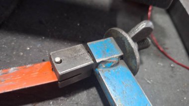 Eski paslı metal sapı