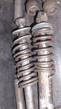 Beyaz arka planda eski paslı metal zincir