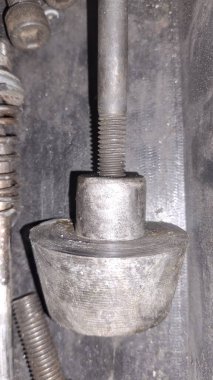 Siyah arka planda metal boru