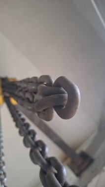 Kilitli metal zincir