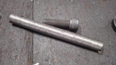 Eski paslı metal boru