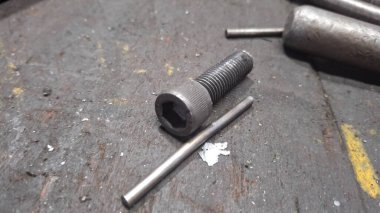 Metal bir boruya yakın.