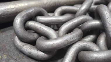 Siyah arkaplanda metal zincir.