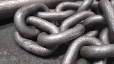 Siyah ve beyaz renkli metal zincir