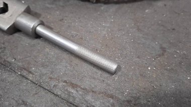 Metal bir boru ve çekiç yakın çekim