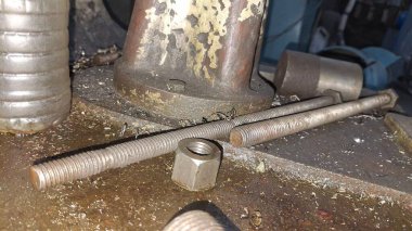 İngiliz anahtarlı metal boru.