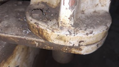 Eski paslı metal boru