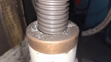 Borusu olan paslı metal bir boru.