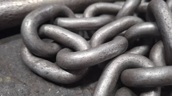 Siyah ve beyaz renkli metal zincir