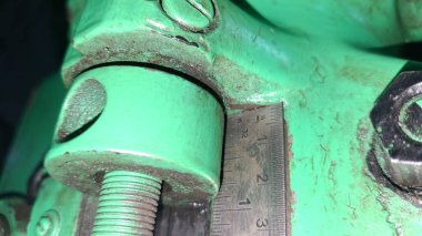 Metal bir zincire yakın.