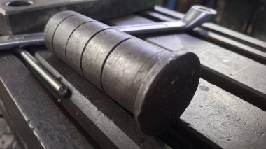 Metal bir boruya yakın.