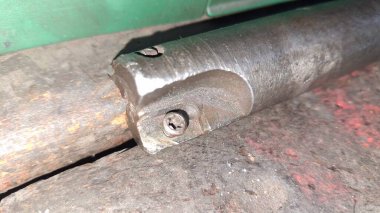 Tahta bir masada metal vida