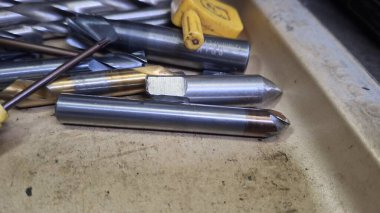 İş için bir makinenin metal parçaları