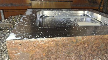 Su damlalı metal plaka