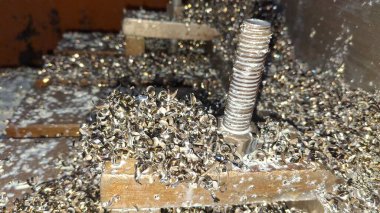 Metal bir boruya yakın.