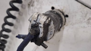 Beyaz arka planda siyah saplı eski elektrik prizi