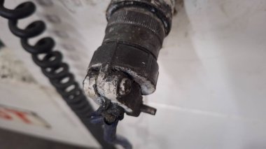 Siyah arka planı olan eski bir araba.