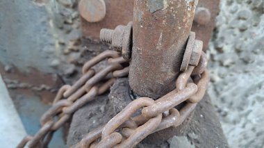Eski paslı zincirli zincir