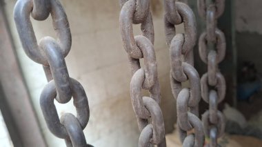 Eski paslı demir zincir