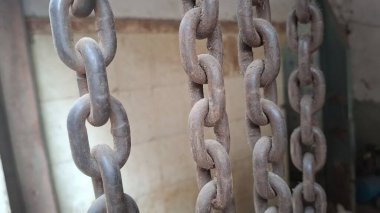 Fabrikadaki eski demir zinciri.