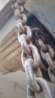 Denizin arka planında eski paslı metal zincir