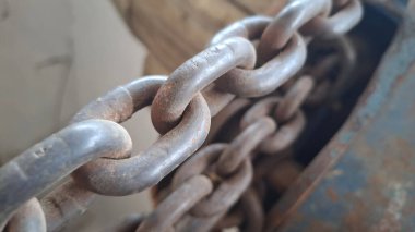 Büyük zincirli metal zincir.