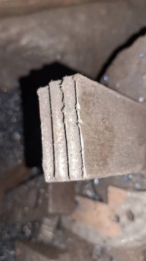 Bir çekiçle ahşap bir sapın yakın plan çekimi.