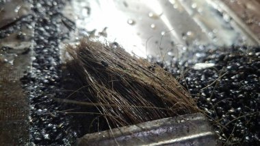 Siyah arkaplanı olan bir arabayı kapat.