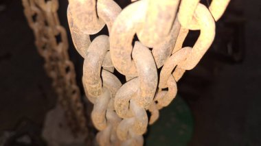 Bir sürü fındıklı eski metal zincir.