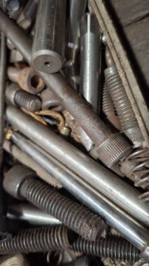 Bir sürü metal cıvata.