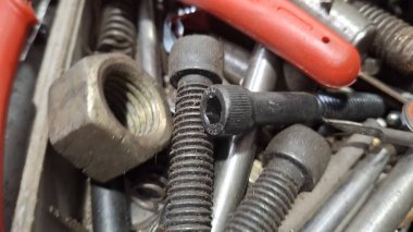 Metal vida ve somunlar