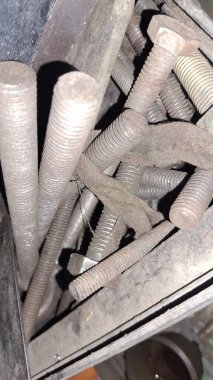 Eski paslı, saplı metal bir boru.