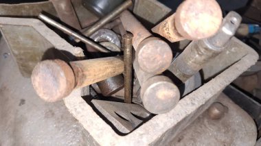 Ahşap arka planda metal borular