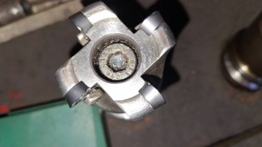 Bir araba tekerleğini kapat.