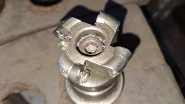 Eski paslı araba motoru