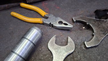 bir atölyede araçlar ve araçlar