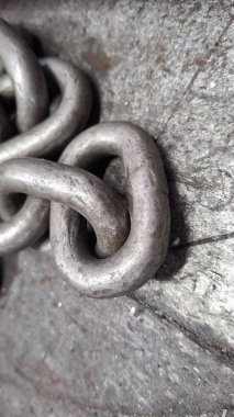 Eski paslı metal zincir