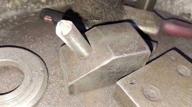 Masadaki eski metal boru.