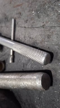 Siyah arka planda ingiliz anahtarı olan çelik metal.