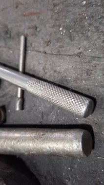 Tahta saplı metal bir borunun yakın çekim görüntüsü.