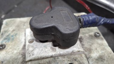 Araba tamirat, onarım ve bakım atölyesine götürülüyor.