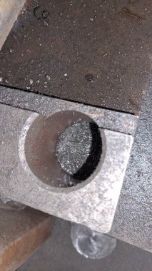 Yerdeki delikli metal boru.