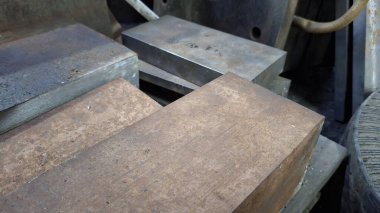 Piyasadaki eski paslı metal boru.