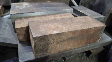 Ormandaki eski tahta kutu.