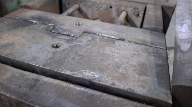 Büyük metal bir makineye yakın çekim