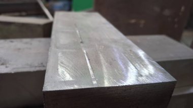 Bir sürü ahşap kaplı metal levha.