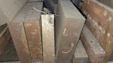 Bir odun yığını ve bir yığın metalin yakın plan çekimi.